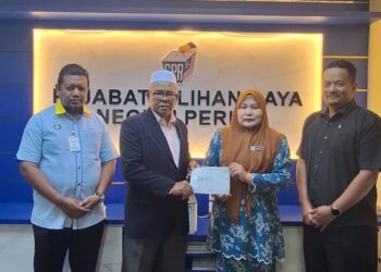 RUS’SELE Eizan (dua dari kiri) menyerahkan notis kekosongan di Pejabat SPR, Kangar, Perlis, hari ini.