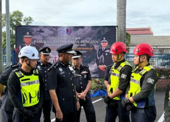ALZAFNY Ahmad (tengah) bersama Pasukan Tindak Balas Bencana Jabatan Keselamatan Dalam Negeri dan Ketenteraman Awam Kontinjen Negeri Sembilan di IPK Negeri Sembilan di Seremban hari ini. - UTUSAN /NOR SHAFIQAH MOHD. GHAZALI