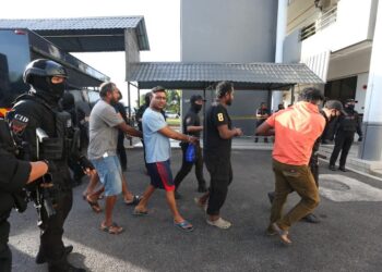 SEBAHAGIAN ahli Geng Rames dikawal ketat anggota polis ketika dihadapkan ke Mahkamah Sesyen atas pertuduhan menganggotai kumpulan jenayah terancang di Mahkamah Sungai Petani, Kedah, hari ini.