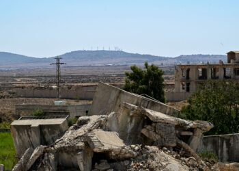 BEBERAPA bangunan musnah akibat dibedil Israel di bandar Madinat al-Salam di pusat pentadbiran wilayah Quneitra di selatan Syria.-AFP