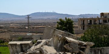 BEBERAPA bangunan musnah akibat dibedil Israel di bandar Madinat al-Salam di pusat pentadbiran wilayah Quneitra di selatan Syria.-AFP