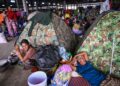 PENDUDUK yang dipindahkan berehat di sebuah kem sementara di wilayah Banteay Meanchey, Kemboja.-AFP
