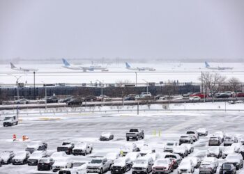 RIBUT salji musim sejuk menjejaskan kawasan di Lapangan Terbang Antarabangsa O’Hare di di Chicago, Illinois. – AFP