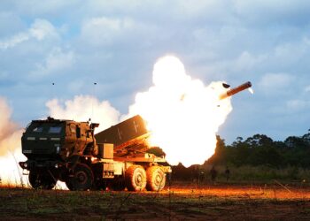 SISTEM roket pelancar berganda (MLRS) Astros II MK6 ditembak semasa latihan bersama pelbagai negara Garuda Shield 2025 di pusat latihan tempur Baturaja di Lampung, Indonesia. – AFP