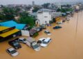 PEMANDANGAN udara pada 26 November 2025 menunjukkan kenderaan ditenggelami air banjir di Hat Yai, wilayah Songkhla di selatan Thailand.-AFP