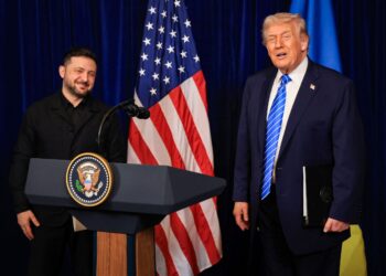 PRESIDEN AS, Donald Trump dan Presiden Ukraine, Volodymyr Zelensky meninggalkan sidang akhbar selepas pertemuan di kelab 
Mar-a-Lago di Palm Beach, Florida, kelmarin. – AFP