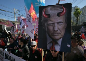 PENUNJUK perasaan memegang poster Donald Trump semasa protes mempertahankan kedaulatan negara, susulan cukai perdagangan dan sekatan dikenakan kerajaan AS terhadap Brazil, di Sao Paulo, Brazil, pada 1 Ogos lalu.- AFP