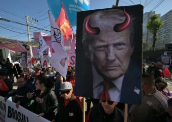 PENUNJUK perasaan memegang poster Donald Trump semasa protes mempertahankan kedaulatan negara, susulan cukai perdagangan dan sekatan dikenakan kerajaan AS terhadap Brazil, di Sao Paulo, Brazil, pada 1 Ogos lalu.- AFP