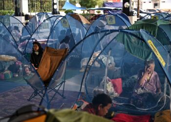 PENDUDUK yang terjejas ditempatkan di pusat pemindahan sementara di wilayah Sa Kaeo, Thailand.- AFP