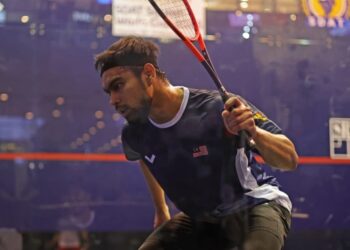 Mohammad Syafiq memastikan Malaysia mengutip mata pertama sewaktu berdepan Dylan Molinaro dalam aksi terakhir Kumpulan C pada Piala Dunia Skuasy SDAT di Chennai, India, hari ini. - Gambar WSF Squash