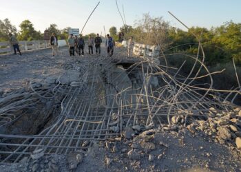 ORANG ramai memerhati jambatan yang rosak selepas Thailand melancarkan serangan udara di kawasan antara wilayah Oddar Meanchey dan Siem Reap, Kemboja-AFP