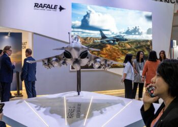 PENGUNJUNG melihat model jet pejuang Rafale buatan Perancis semasa pameran aset ketenteraan Indo Defence Expo & Forum d Ekspo Antarabangsa Jakarta, Indonesia pada 12 Jun lalu. – AFP