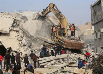 ANGGOTA Pertahanan Awam Gaza menggunakan jentera berat untuk mengalihkan runtuhan bangunan bagi mencari mangsa yang terperangkap di kem pelarian Bureij. – AFP