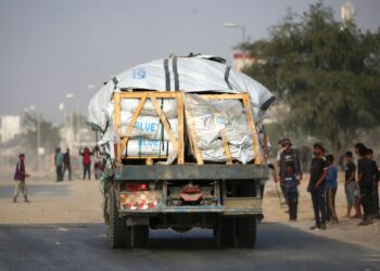TRAK yang sarat dengan bantuan kemanusiaan bergerak di sepanjang jalan Salah al-Din di tengah Gaza, berhampiran Deir al-Balah.- AFP