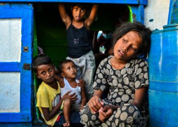 SEBUAH bot yang membawa pelarian Rohingya, belayar di luar pantai Labuhan Haji di wilayah Aceh Selatan.- AFP