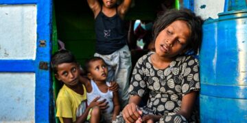 SEBUAH bot yang membawa pelarian Rohingya, belayar di luar pantai Labuhan Haji di wilayah Aceh Selatan.- AFP
