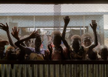 KANAK-kanak berkumpul di sebuah bilik darjah yang dikendalikan War Child Holland di Pusat Transit Renk, di Sudan Selatan, pada 17 November lalu.- AFP