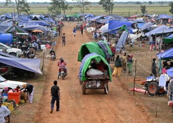 PENDUDUK berlindung di kem penempatan sementara di Oddar Meanchey, Kemboja yang bersempadan dengan Thailand. – AFP