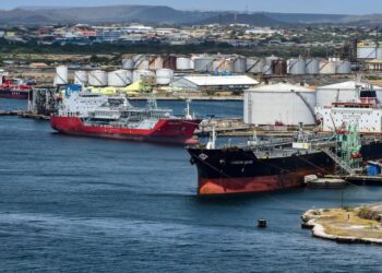KAPAL tangki minyak berlabuh di hadapan loji penapisan minyak Isla, yang disewa syarikat minyak milik kerajaan Venezuela, PDVSA, di Willemstad, Curacao, Antilles Belanda.- AFP