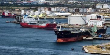 KAPAL tangki minyak berlabuh di hadapan loji penapisan minyak Isla, yang disewa syarikat minyak milik kerajaan Venezuela, PDVSA, di Willemstad, Curacao, Antilles Belanda.- AFP