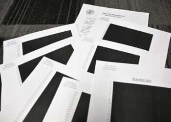 GAMBAR ilustrasi memperlihatkan beberapa pendedahan dokumen berkaitan kes kontroversi Jeffrey Epstein yang sudah disunting. – AFP