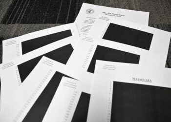 GAMBAR ilustrasi memperlihatkan beberapa pendedahan dokumen berkaitan kes kontroversi Jeffrey Epstein yang sudah disunting. – AFP