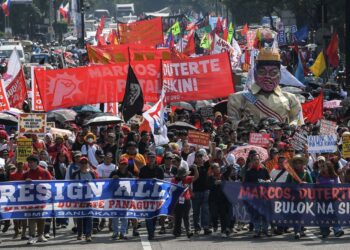 PENUNJUK perasaan berarak menuju Istana Malacanang ketika menyertai perhimpunan antirasuah di Manila, Filipina.-AFP