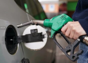 KELUARGA Amjad Khan berdepan kesukaran mengisi minyak selepas 1,300 stesen menyekat kenderaan keluarganya.- GAMBAR HIASAN