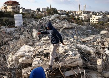 SEORANG lelaki berdiri di atas runtuhan rumah Palestin yang dirobohkan tentera Israel di kampung Qalandia, selatan Ramallah di Tebing Barat yang diduduki.- AFP