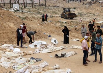 ORANG ramai berkumpul untuk pengecaman jenazah selepas kubur besar ditemukan di Kompleks Perubatan Nasser di selatan Gaza, April lalu. – AFP