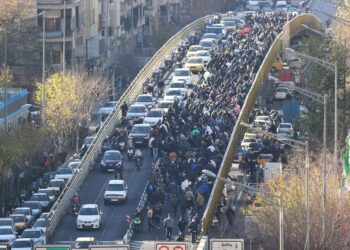 PENUNJUK perasaan dalam kalangan peniaga berarak di atas jambatan semasa protes terhadap keadaan ekonomi dan mata wang Iran di Teheran, kelmarin. – AFP