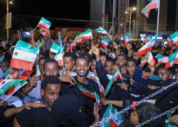 PENDUDUK mengibarkan bendera Somaliland selepas Israel mengiktiraf kewujudan wilayah itu di Hargeisa, Somalia. – AFP
