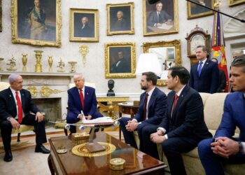 PRESIDEN AS, Donald Trump, bertemu dengan Perdana Menteri Israel, Benjamin Netanyahu (kiri) di Pejabat Oval Rumah Putih di Washington, DC, pada 7 April lalu.- AFP