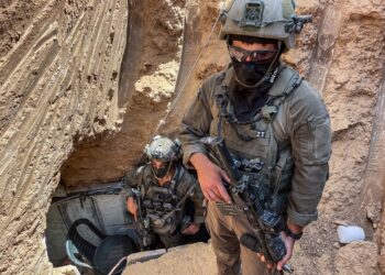 TENTERA Israel berdiri di pintu masuk sebuah terowong di Hospital Eropah semasa lawatan media terkawal di Khan Younis di Semenanjung Gaza.-AFP