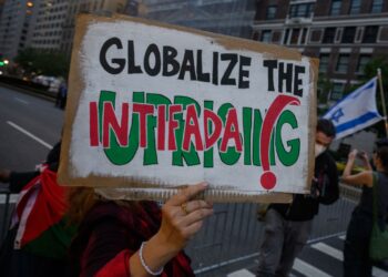 PENUNJUK perasaan pro-Palestin memegang papan tanda 'globalisasikan intifada' semasa protes anti-Israel di New York, Amerika Syarikat (AS). –  AFP