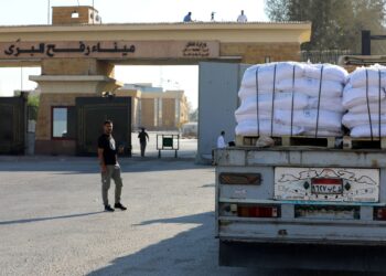 SEBUAH trak yang membawa bantuan kemanusiaan menunggu kebenaran di bahagian Mesir di lintasan Rafah menuju Semenanjung Gaza.-AFP
