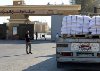 SEBUAH trak yang membawa bantuan kemanusiaan menunggu kebenaran di bahagian Mesir di lintasan Rafah menuju Semenanjung Gaza.-AFP