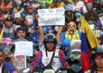 PENYOKONG Presiden Venezuela, Nicolas Maduro, mengambil bahagian dalam demonstrasi membantah tindakan sekatan Amerika Syarikat (AS) di Caracas, kelmarin.- AFP