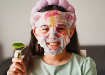 ADA syarikat pengeluar kosmetik menyasarkan kanak-kanak berusia seawal tiga tahun untuk menggunakan produk mereka. - AGENSI