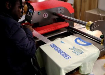 TUKANG jahit migran menyiapkan sehelai baju-T untuk dijual di kedai Top Manta di daerah Raval di Barcelona, Sepanyol.-AGENSI