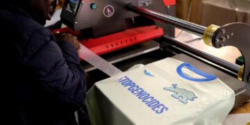 TUKANG jahit migran menyiapkan sehelai baju-T untuk dijual di kedai Top Manta di daerah Raval di Barcelona, Sepanyol.-AGENSI