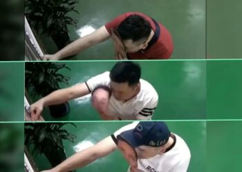 TANGKAP layar video rakaman CCTV pekerja memakai topeng wajah rakan mereka untuk mendaftar masuk pejabat jawatankuasa kejiranan di bandar Wenzhou, wilayah Zhejiang.-AGENSI