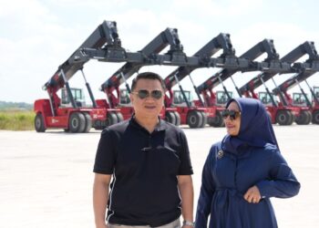 TUANKU Syed Faizuddin Putra Jamalullail (kiri) bersama Tuanku Dr. Hajah Lailatul Shahreen Akashah Khalil (kanan) berkenan mengadakan lawatan kerja ke Yard Rel PIP, Padang Besar, Perlis semalam. -UTUSAN