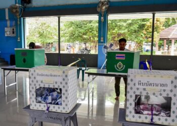 PENGUNDI membuang undi semasa pilihan raya Pertubuhan Pentadbiran Wilayah (PAO) Thailand di Narathiwat pada 1 Februari lalu.- AFP