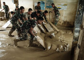 ANGGOTA tentera membersihkan lumpur di Hospital daerah Aceh Tamiang di Sumatera Utara, Indonesia. – AFP