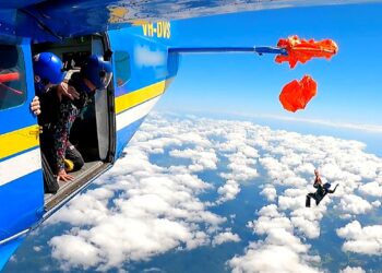 TANGKAP layar rakaman video menunjukkan seorang penerjun udara tergantung ribuan meter di udara selepas payung terjunnya tersangkut pada ekor pesawat.-AFP