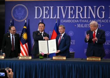 PRESIDEN AS, Donald Trump, dan Perdana Menteri Malaysia, Datuk Seri Anwar Ibrahim, menyaksikan Perdana Menteri Thailand, Anutin Charnvirakul (kedua kiri) serta Perdana Menteri Kemboja, Hun Manet berjabat tangan semasa majlis menandatangani perjanjian gencatan senjata di Kuala Lumpur pada 26 Oktober lalu.- AFP