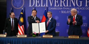 PRESIDEN AS, Donald Trump, dan Perdana Menteri Malaysia, Datuk Seri Anwar Ibrahim, menyaksikan Perdana Menteri Thailand, Anutin Charnvirakul (kedua kiri) serta Perdana Menteri Kemboja, Hun Manet berjabat tangan semasa majlis menandatangani perjanjian gencatan senjata di Kuala Lumpur pada 26 Oktober lalu.- AFP