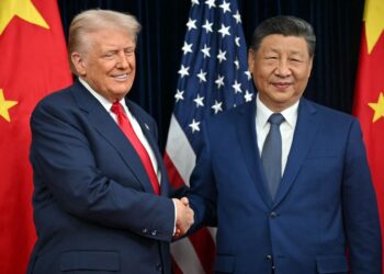 PRESIDEN Donald Trump (kiri) dan Presiden Xi Jinping berjabat tangan sebelum rundingan di Pangkalan Udara Gimhae, di Busan, Korea Selatan pada 30 Oktober lalu.- AFP