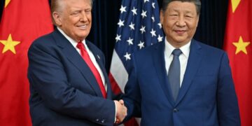 PRESIDEN Donald Trump (kiri) dan Presiden Xi Jinping berjabat tangan sebelum rundingan di Pangkalan Udara Gimhae, di Busan, Korea Selatan pada 30 Oktober lalu.- AFP